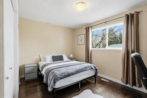 37 Hobbs Crescent, Winnipeg, MB - Indoor Photo Showing Bedroom