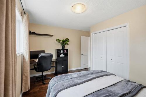 37 Hobbs Crescent, Winnipeg, MB - Indoor Photo Showing Bedroom