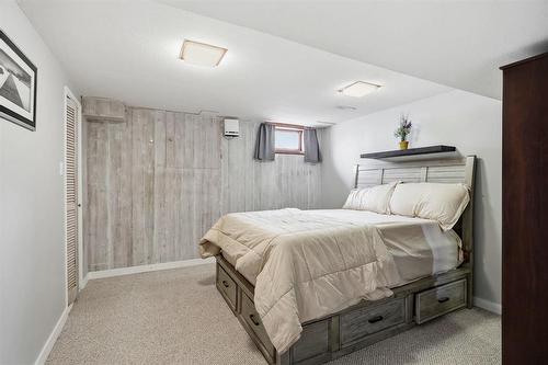 37 Hobbs Crescent, Winnipeg, MB - Indoor Photo Showing Bedroom