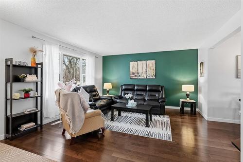 37 Hobbs Crescent, Winnipeg, MB - Indoor Photo Showing Living Room
