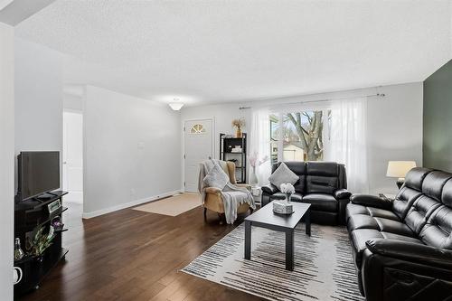 37 Hobbs Crescent, Winnipeg, MB - Indoor Photo Showing Living Room