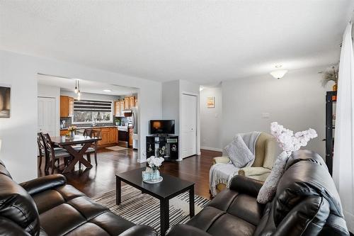 37 Hobbs Crescent, Winnipeg, MB - Indoor Photo Showing Living Room