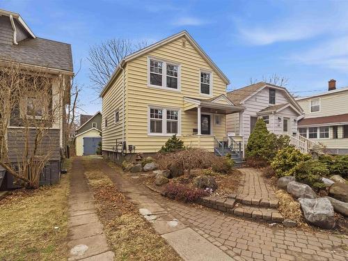 1662 Walnut Street  Halifax, NS B3H 1M2