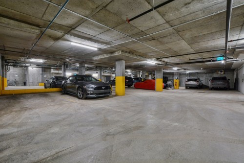 Barn - 206-150 Ch. De La Grande-Côte, Boisbriand, QC - Indoor Photo Showing Garage