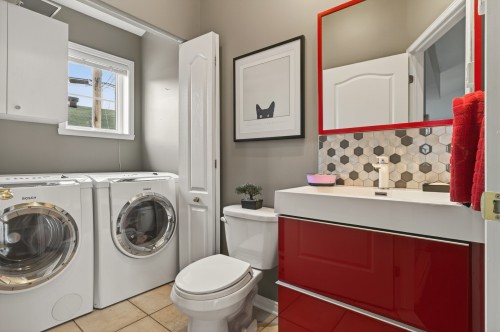 Powder room - 416 Rue De La Brise, Saint-Lin/Laurentides, QC - Indoor Photo Showing Laundry Room
