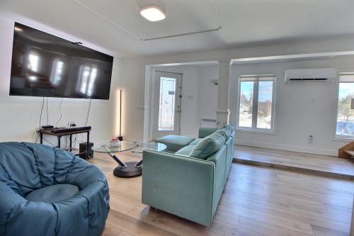Salon - 792 4E Avenue E., Amos, QC - Indoor Photo Showing Living Room