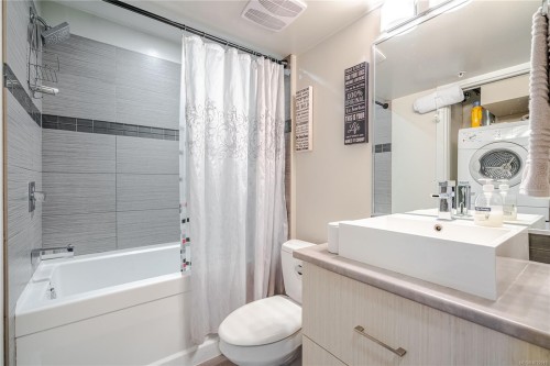 203-1121 Fort St, Victoria, BC - Indoor Photo Showing Bathroom