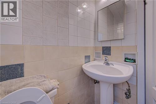 18 Norfolk Street N, Hamilton, ON - Indoor Photo Showing Bathroom