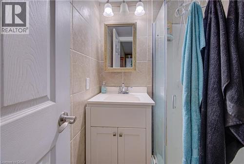 18 Norfolk Street N, Hamilton, ON - Indoor Photo Showing Bathroom