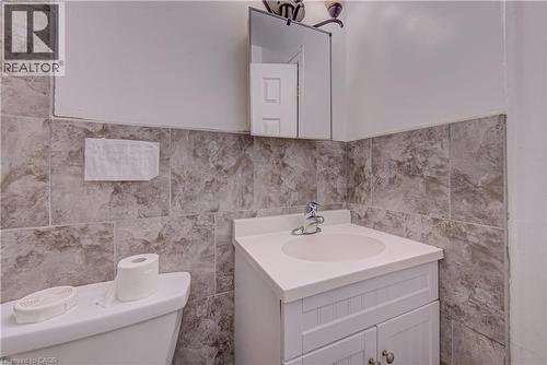 18 Norfolk Street N, Hamilton, ON - Indoor Photo Showing Bathroom