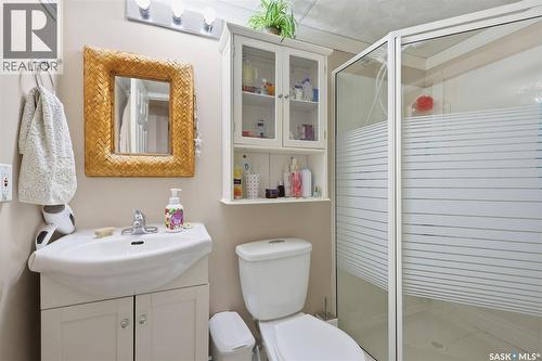 402 Overholt Crescent, Saskatoon, SK - Indoor Photo Showing Bathroom