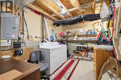 402 Overholt Crescent, Saskatoon, SK - Indoor Photo Showing Laundry Room