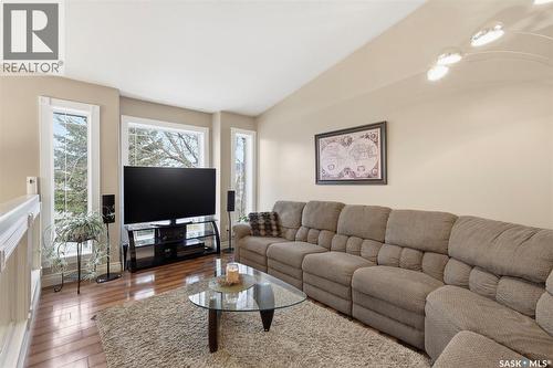 402 Overholt Crescent, Saskatoon, SK - Indoor Photo Showing Living Room