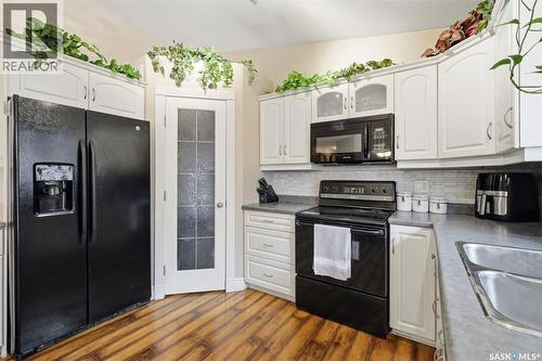 402 Overholt Crescent, Saskatoon, SK - Indoor Photo Showing Kitchen With Double Sink