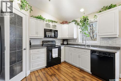 402 Overholt Crescent, Saskatoon, SK - Indoor Photo Showing Kitchen