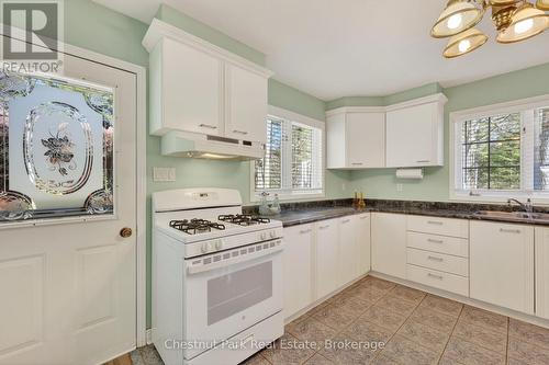 50 Vincent Circle, Tiny (Wyevale), ON - Indoor Photo Showing Kitchen