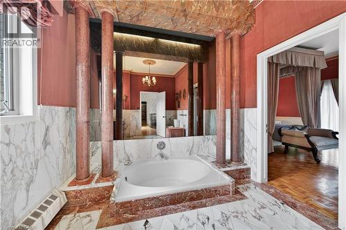 213 Stone Church Road W, Hamilton, ON - Indoor Photo Showing Bathroom