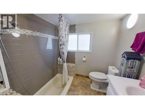 9516 113 Avenue, Fort St. John, BC - Indoor Photo Showing Bathroom
