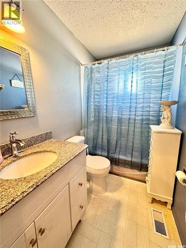 586 Laurier Drive, Prince Albert, SK - Indoor Photo Showing Bathroom