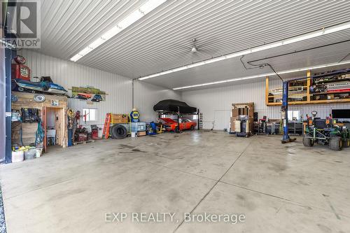 9221 Hickory Drive, Strathroy-Caradoc, ON - Indoor Photo Showing Garage