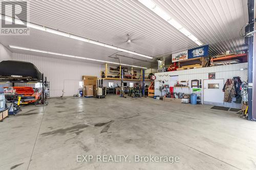 9221 Hickory Drive, Strathroy-Caradoc, ON - Indoor Photo Showing Garage