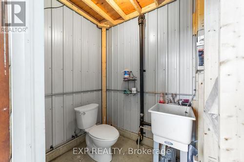 9221 Hickory Drive, Strathroy-Caradoc, ON - Indoor Photo Showing Bathroom