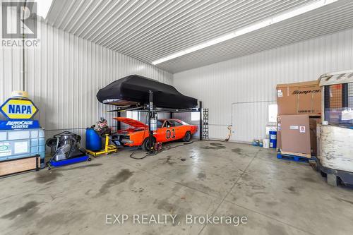 9221 Hickory Drive, Strathroy-Caradoc, ON - Indoor Photo Showing Garage