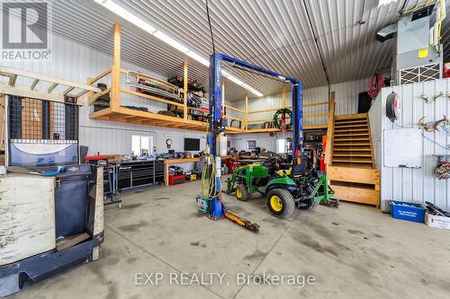 9221 Hickory Drive, Strathroy-Caradoc, ON - Indoor Photo Showing Garage