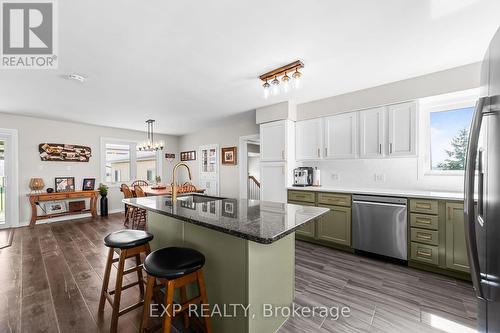 9221 Hickory Drive, Strathroy-Caradoc, ON - Indoor Photo Showing Kitchen With Upgraded Kitchen