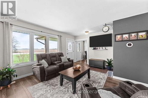 9221 Hickory Drive, Strathroy-Caradoc, ON - Indoor Photo Showing Living Room
