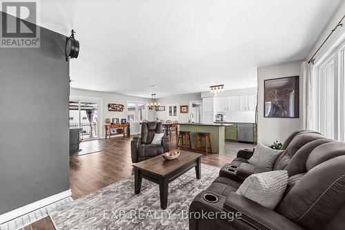 9221 Hickory Drive, Strathroy-Caradoc, ON - Indoor Photo Showing Living Room