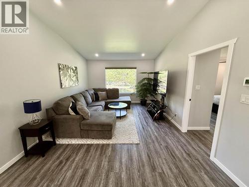 4985 Kyllo Road, 108 Mile Ranch, BC - Indoor Photo Showing Living Room