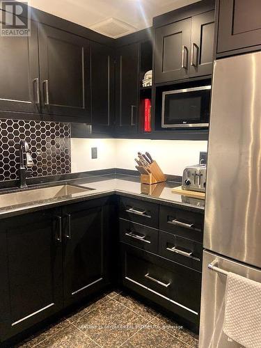 706 - 8 Lisa Street, Brampton, ON - Indoor Photo Showing Kitchen