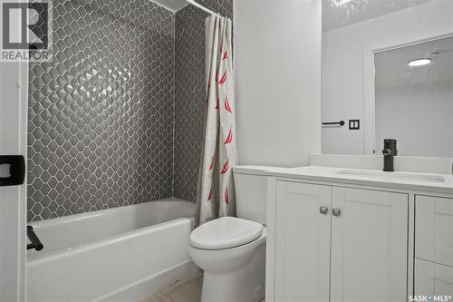 949 Robinson Street, Regina, SK - Indoor Photo Showing Bathroom