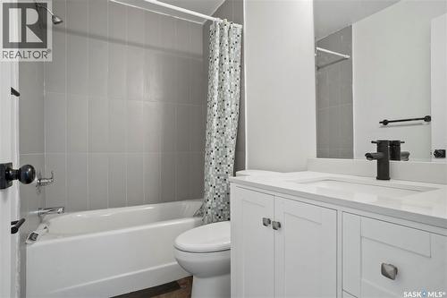 949 Robinson Street, Regina, SK - Indoor Photo Showing Bathroom