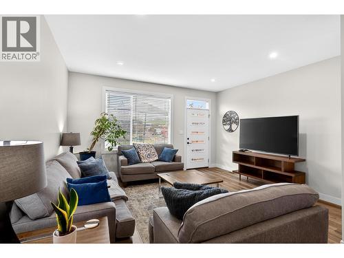 3405 16 Avenue Unit# 3, Vernon, BC - Indoor Photo Showing Living Room