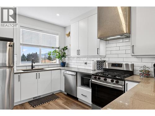 3405 16 Avenue Unit# 3, Vernon, BC - Indoor Photo Showing Kitchen With Upgraded Kitchen