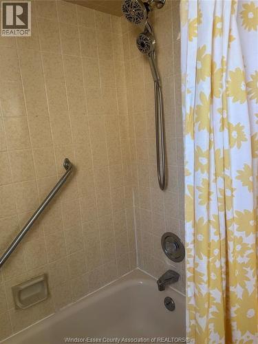 11506 Riverside, Windsor, ON - Indoor Photo Showing Bathroom