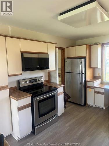 11506 Riverside, Windsor, ON - Indoor Photo Showing Kitchen
