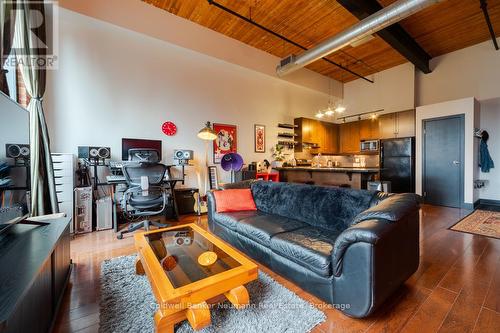 221 - 26 Ontario Street, Guelph (St. Patrick'S Ward), ON - Indoor Photo Showing Living Room