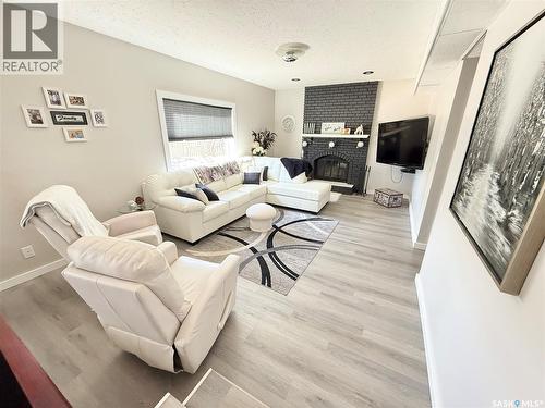 787 Brimacombe Drive, Weyburn, SK - Indoor Photo Showing Living Room