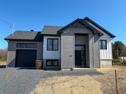 370 Rue Lampron Saint-Cyrille-De-Wendover, QC J1Z 0G6