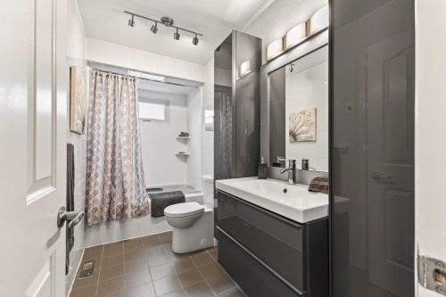 Salle de bains - 30 Rue Hamlet, Dollard-Des-Ormeaux, QC - Indoor Photo Showing Bathroom