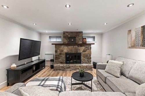 Salle familiale - 30 Rue Hamlet, Dollard-Des-Ormeaux, QC - Indoor Photo Showing Living Room With Fireplace