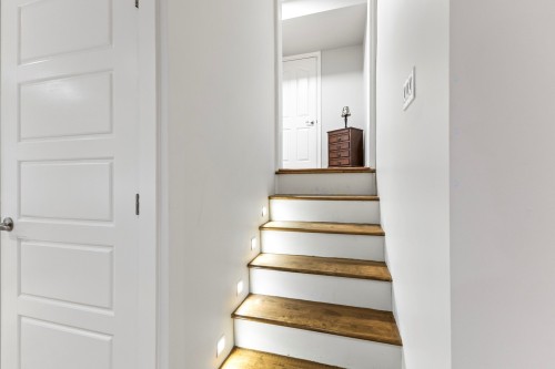 Escalier - 30 Rue Hamlet, Dollard-Des-Ormeaux, QC - Indoor Photo Showing Other Room