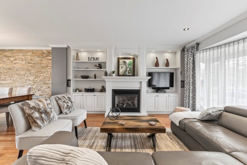 Salon - 30 Rue Hamlet, Dollard-Des-Ormeaux, QC - Indoor Photo Showing Living Room With Fireplace