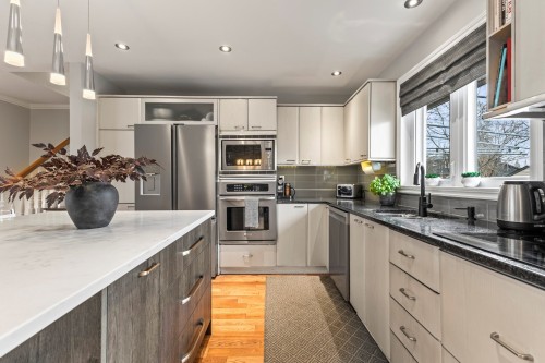 Cuisine - 30 Rue Hamlet, Dollard-Des-Ormeaux, QC - Indoor Photo Showing Kitchen With Upgraded Kitchen