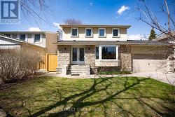 38 FOURSOME CRESCENT Toronto, ON M2P 1W3