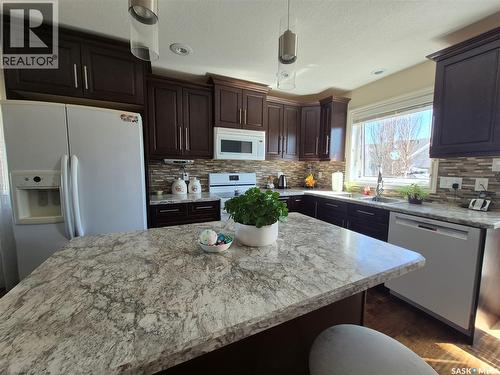 816 Battleford Trail, Swift Current, SK - Indoor Photo Showing Kitchen With Upgraded Kitchen