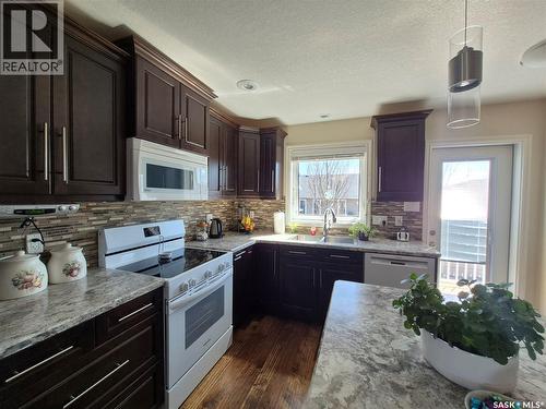 816 Battleford Trail, Swift Current, SK - Indoor Photo Showing Kitchen With Double Sink